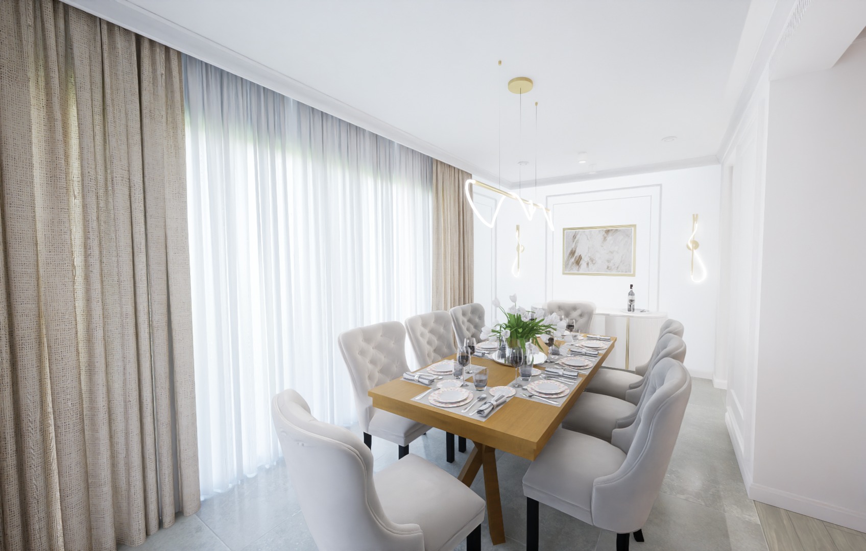 Elegancka jadalnia w jasnych barwach: drewniany stół nakryty porcelanową zastawą, otoczony krzesłami z jasną tapicerką, oświetlony nowoczesną lampą wiszącą na tle białych ścian i zasłon.