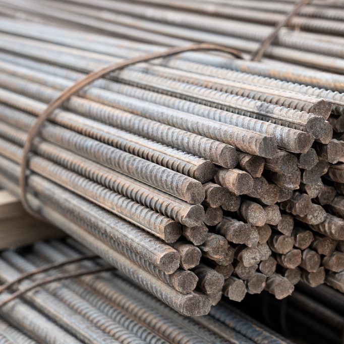 Wiązka prętów zbrojeniowych związana drutem, widoczne żebrowania i ślady rdzy.