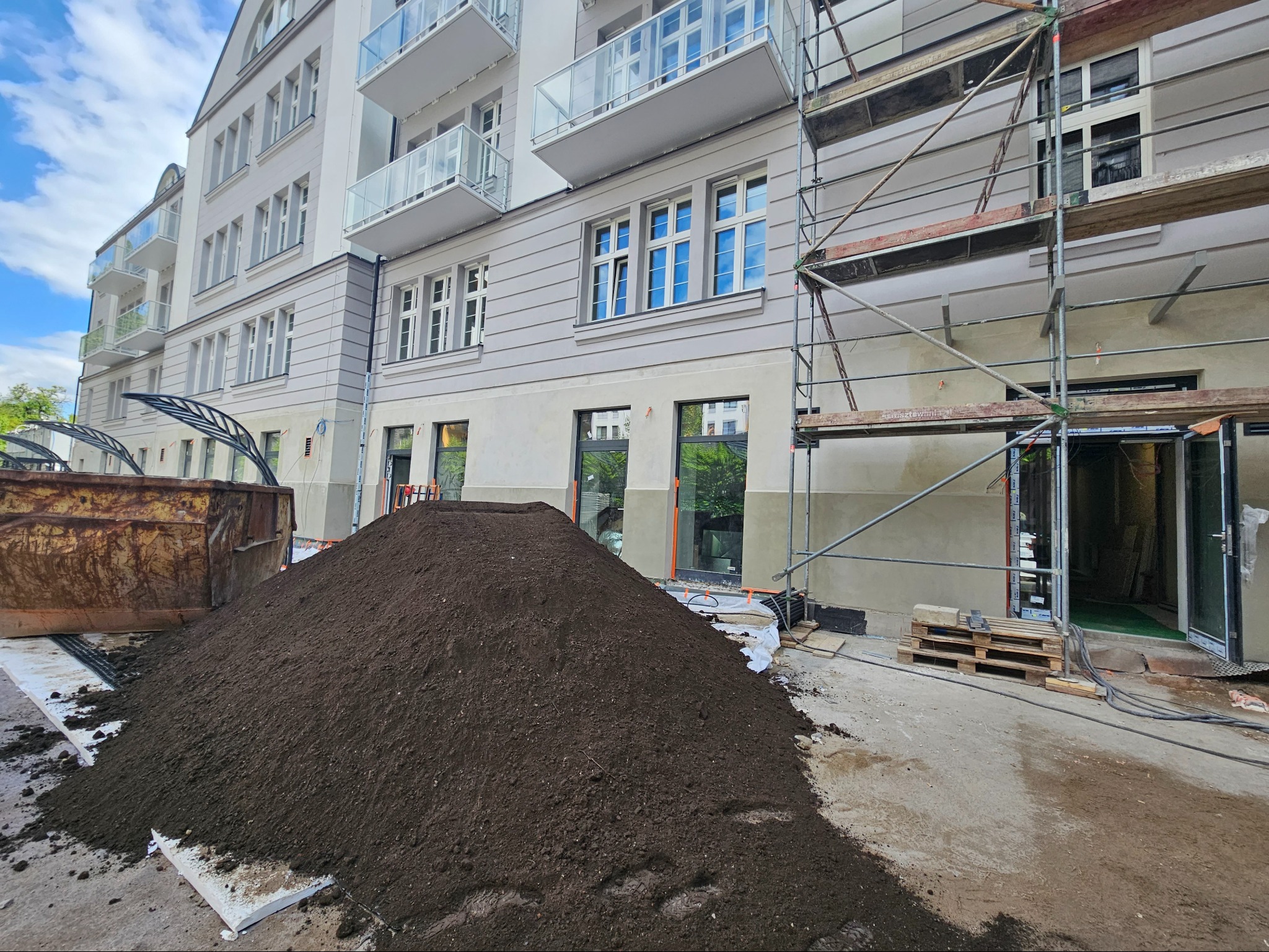 Ziemia ogrodowa dostarczona do klienta. Ilość 20 ton.