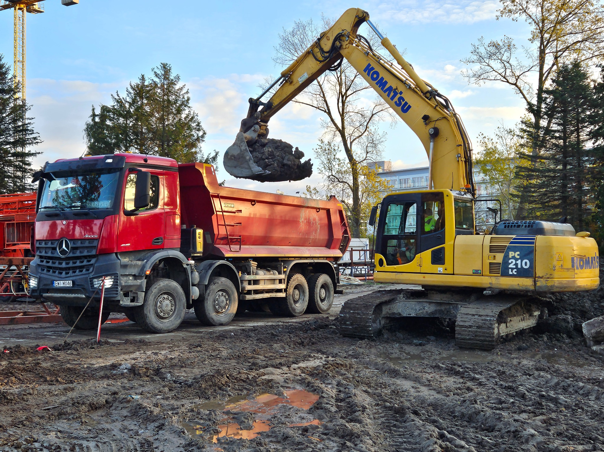 Prace porządkowe na placu budowy