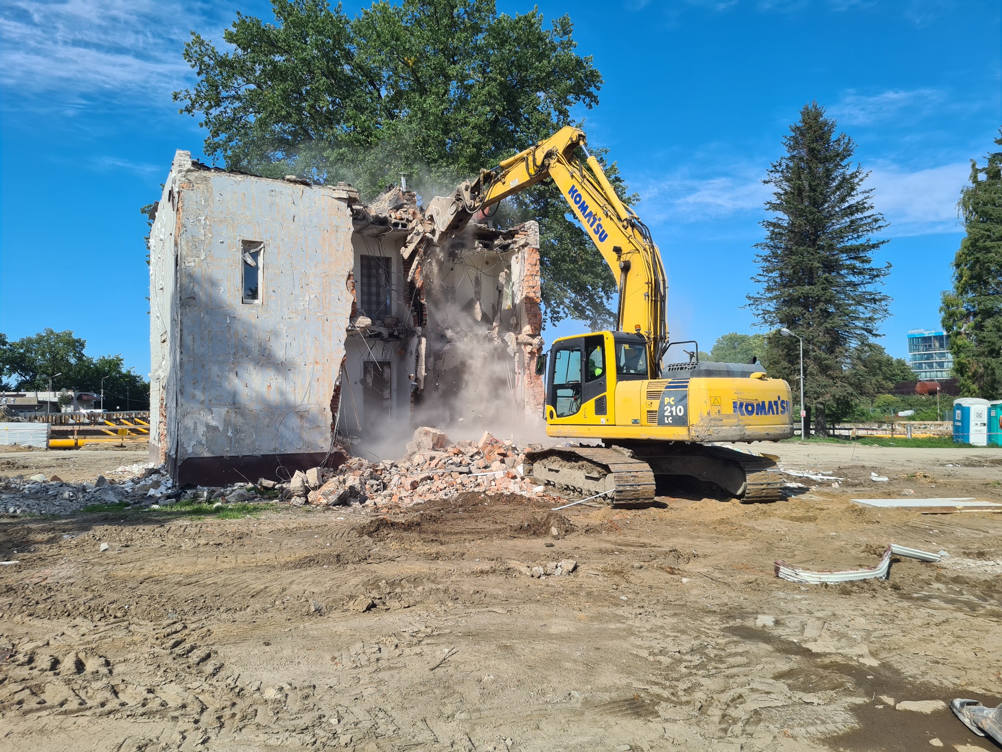 Rozbiórka domu jednorodzinnego.