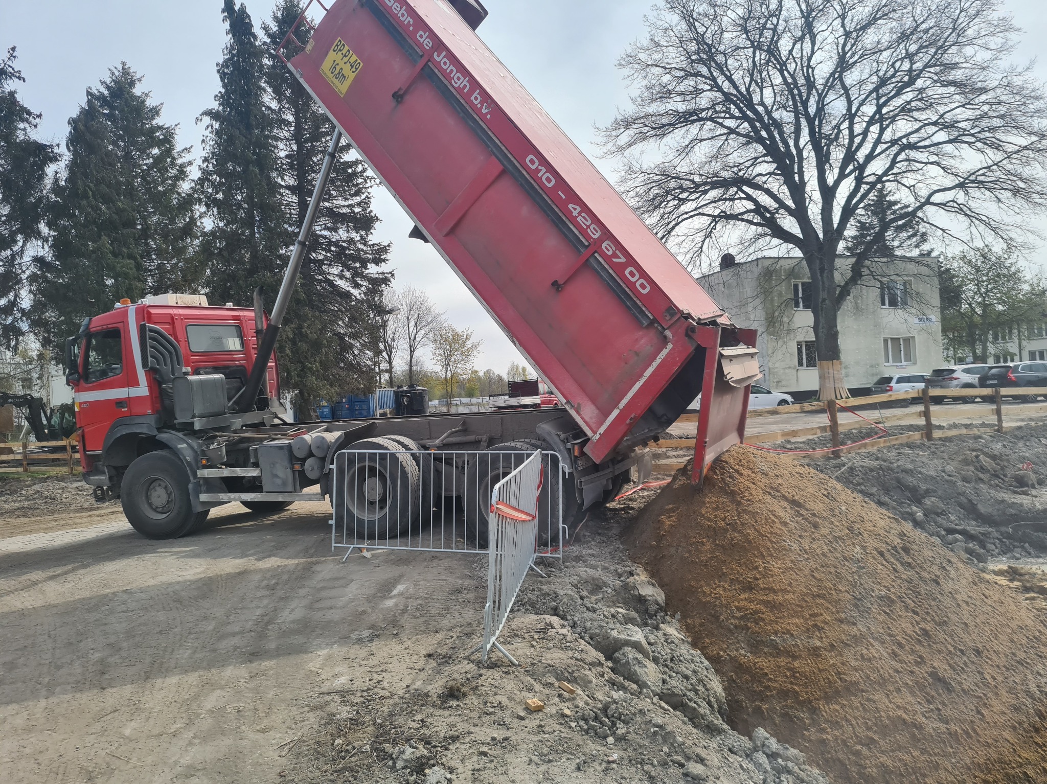 Piach dostarczony na zasypanie fundamentów.