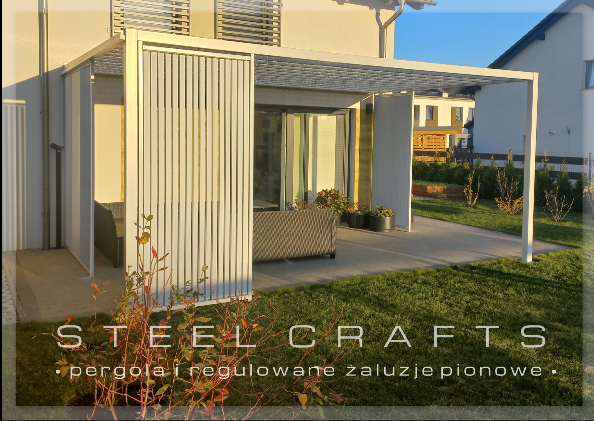 Biała, nowoczesna konstrukcja z regulowanymi żaluzjami pionowymi, tworząca zacienioną przestrzeń na tarasie, z widocznym zestawem mebli wypoczynkowych i zadbanym trawnikiem w tle.