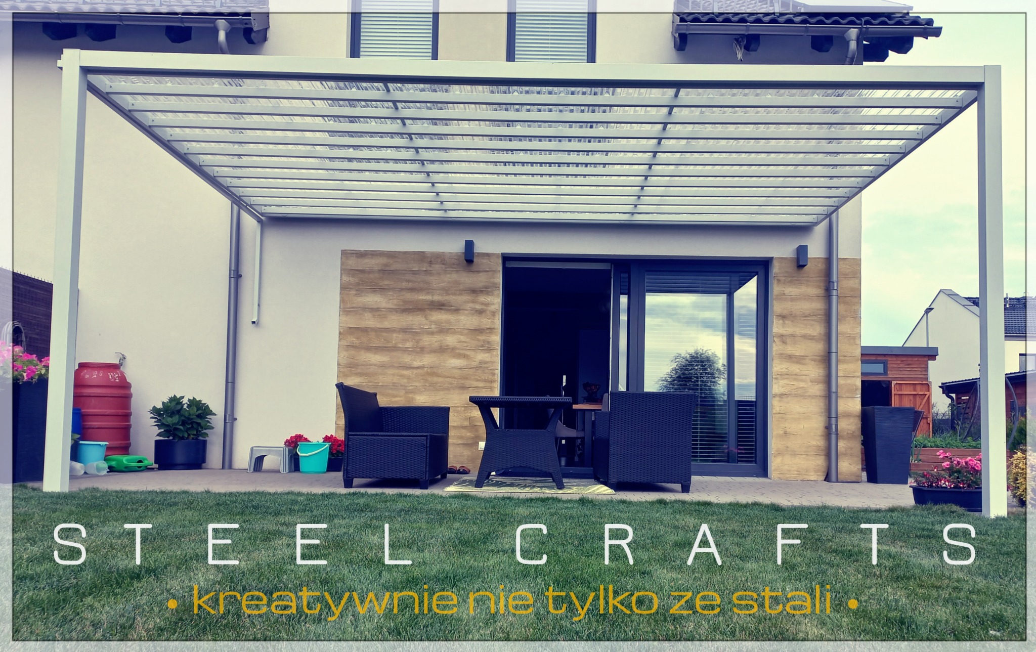 Nowoczesna, metalowa konstrukcja z przezroczystym zadaszeniem, tworząca zadaszone patio z meblami ogrodowymi, widoczna z perspektywy trawnika, z logo firmy na pierwszym planie.