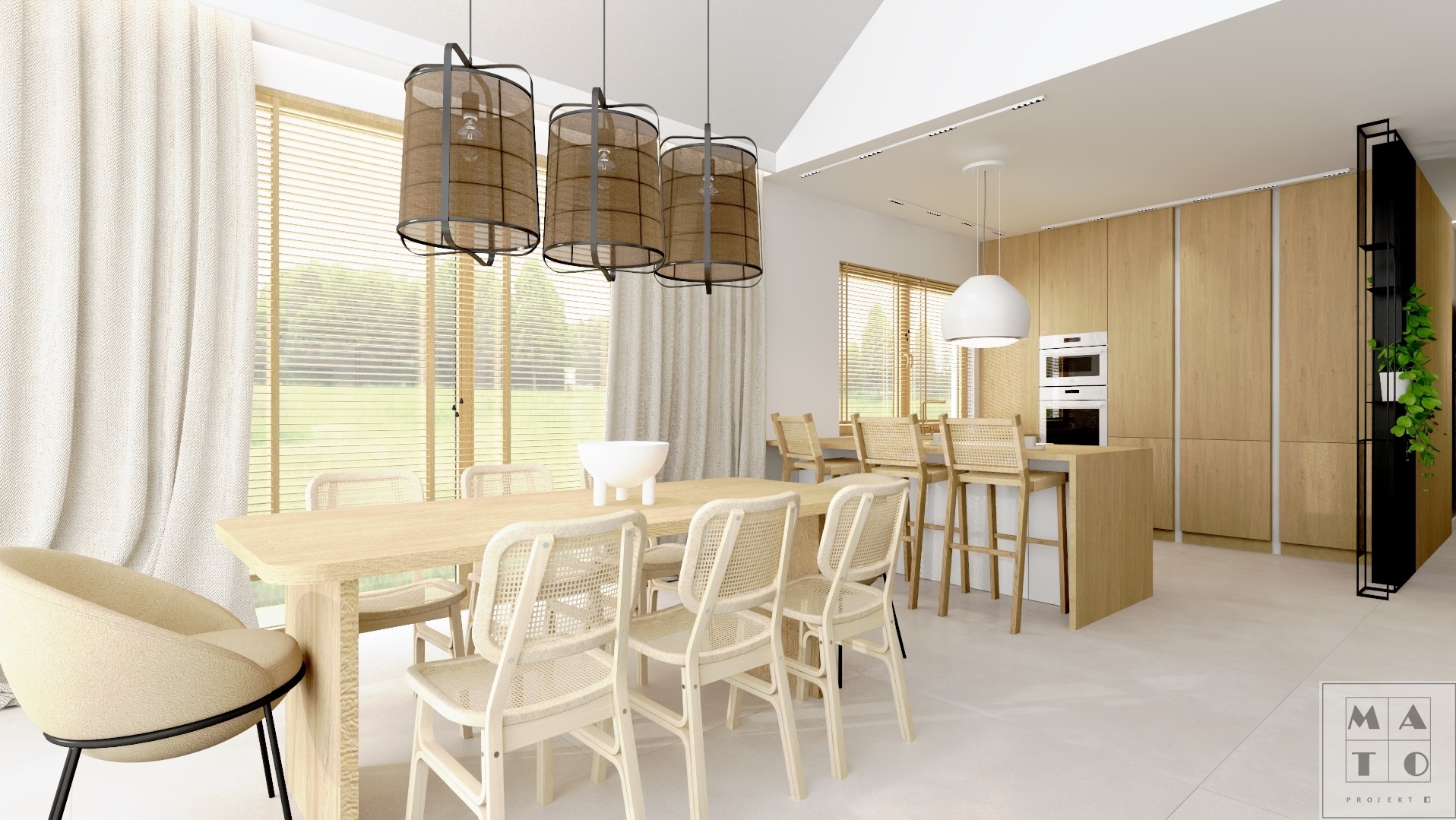 Jasne, przestronne wnętrze: jadalnia z drewnianym stołem i krzesłami z plecionki rattanowej, nad stołem wiszą trzy lampy z abażurami z plecionki; w tle widoczna kuchnia z drewnianymi frontami i wyspą.