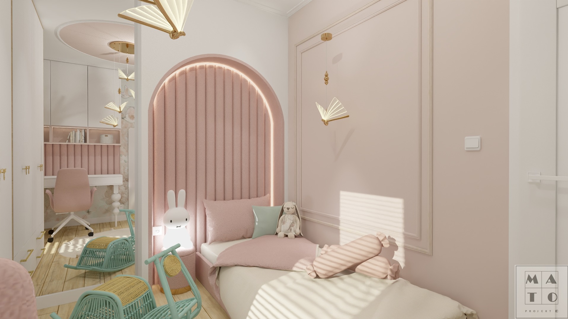 Pokój dziecięcy w pastelowych odcieniach różu, z łóżkiem z wezgłowiem w kształcie łuku, lampkami w kształcie książek i turkusowym konikiem na biegunach odbijającym się w lustrze.
