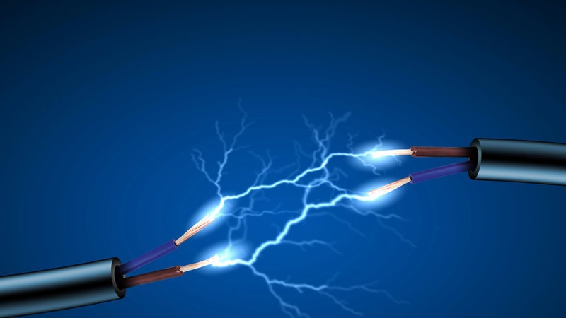 Zbliżenie na przewody elektryczne z iskrzącymi wyładowaniami na niebieskim tle, symulacja zwarcia.