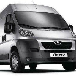 P.P.H.U BUD-MAX BOBULA JÓZEF - Srebrny samochód dostawczy Peugeot Boxer, widok z przodu na białym tle.