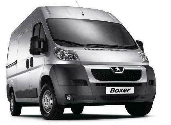 Srebrny samochód dostawczy Peugeot Boxer, widok z przodu na białym tle.