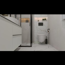 Coco Home Design - Nowoczesna, minimalistyczna łazienka z marmurowymi płytkami, wiszącą toaletą, czarnymi akcentami i kabiną prysznicową ze szklanymi drzwiami.