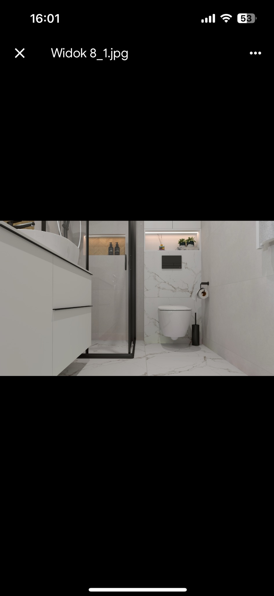 Nowoczesna, minimalistyczna łazienka z marmurowymi płytkami, wiszącą toaletą, czarnymi akcentami i kabiną prysznicową ze szklanymi drzwiami.