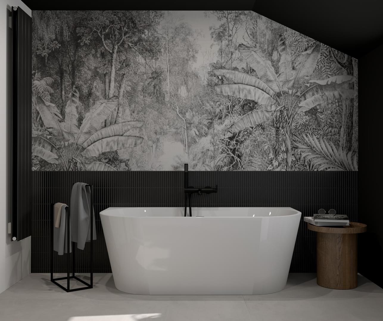 Minimalistyczna łazienka z wolnostojącą białą wanną na tle ściany z czarnych płytek i fototapety z motywem dżungli, czarna armatura, drewniany stolik pomocniczy z książkami i okularami.