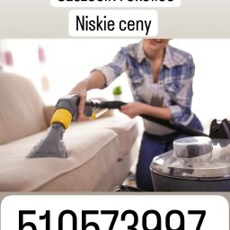 Czyszczenie tapicerki meblowej - Kobieta w niebieskiej koszuli w kratę czyści jasnobeżową kanapę za pomocą odkurzacza piorącego z żółtą końcówką. W tle widoczne okno z zasłonami i numer telefonu nałożony na zdjęcie.