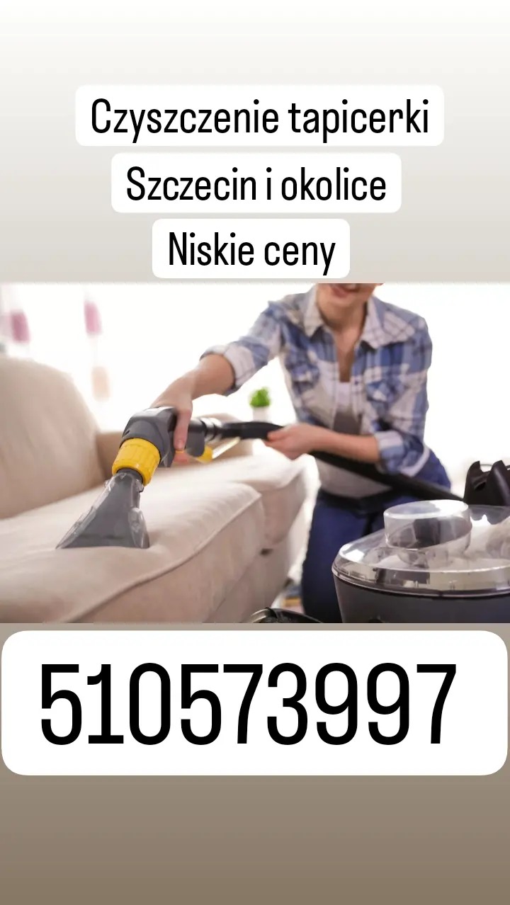 Kobieta w niebieskiej koszuli w kratę czyści jasnobeżową kanapę za pomocą odkurzacza piorącego z żółtą końcówką. W tle widoczne okno z zasłonami i numer telefonu nałożony na zdjęcie.