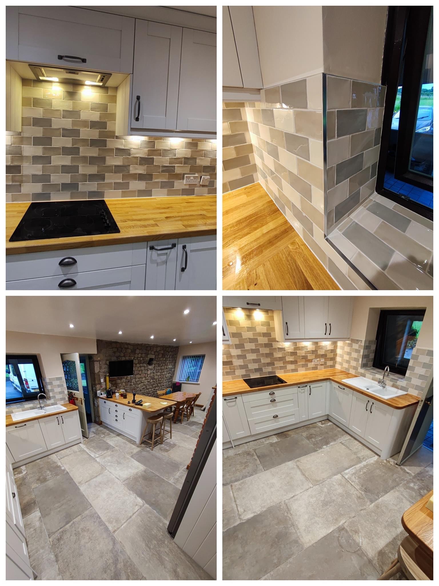 Kuchenne wnętrze z mozaiką z płytek w odcieniach szarości i beżu na ścianie, drewnianym blatem, białymi szafkami i kamienną podłogą.