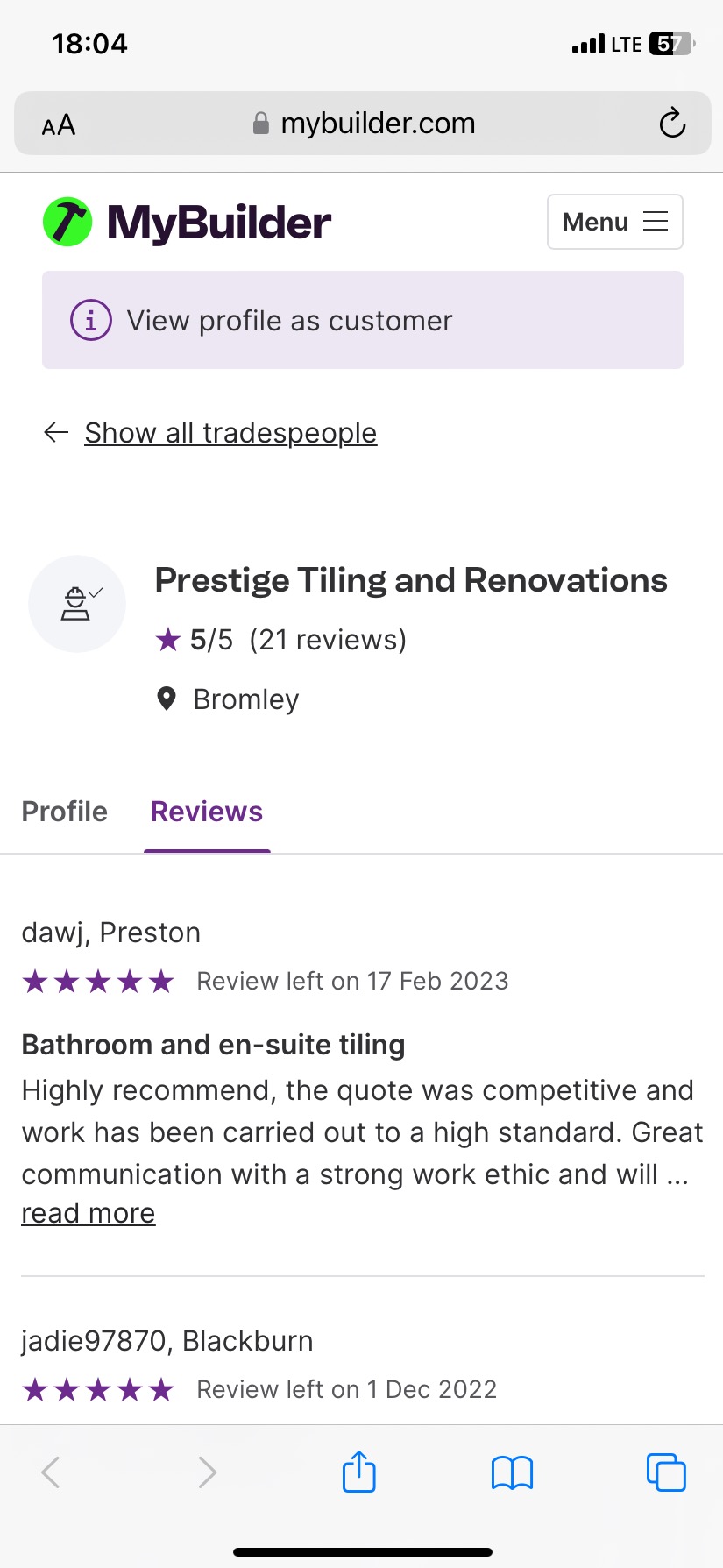 Ekran telefonu komórkowego z recenzjami firmy Prestige Tiling and Renovations na platformie MyBuilder, ocena 5/5, komentarze użytkowników o wysokiej jakości wykonania i konkurencyjnych cenach.