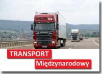 Czerwona ciężarówka Scania z naczepą na autostradzie, w tle góry i inne pojazdy, z nałożonym napisem 'TRANSPORT Międzynarodowy' w czerwonych prostokątach.