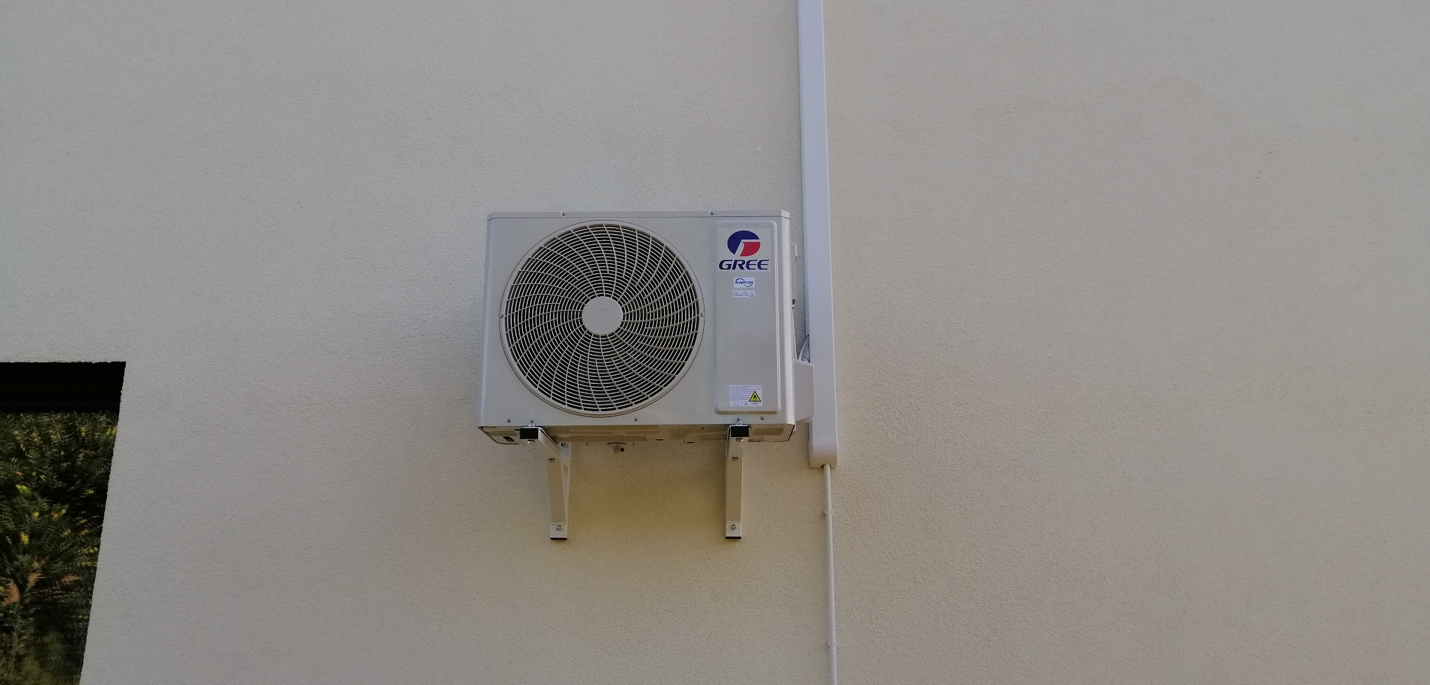 Montaż jednostki zewnętrznej na ścianie budynku.