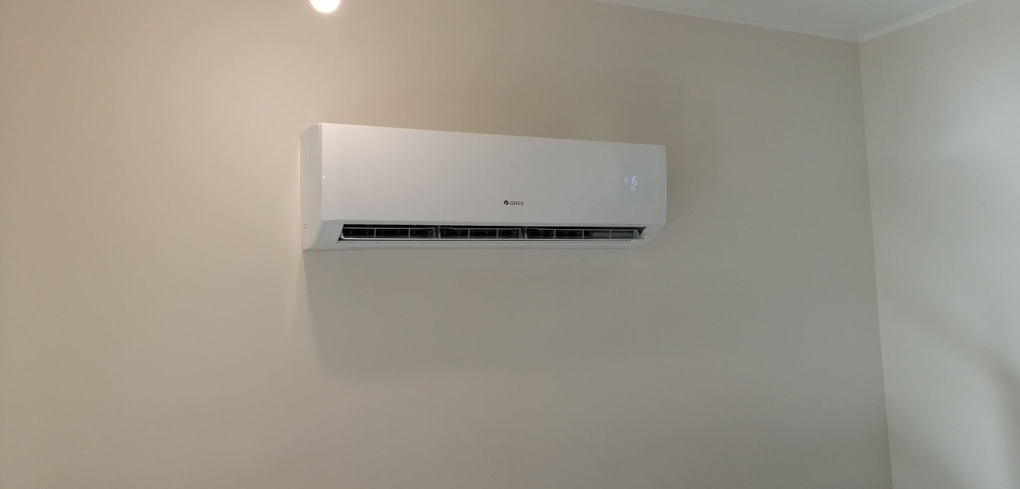 Jednostka wewnętrzna Gree Lomo Luxury Plus o mocy chłodniczej 7 kW.