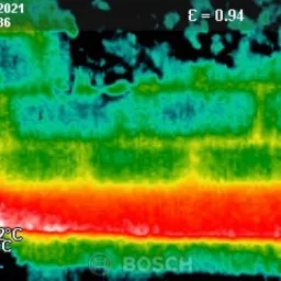Termogram ściany budynku w Rzykach, ukazujący rozkład temperatur i potencjalne straty ciepła. Widoczne wartości temperatury w stopniach Celsjusza oraz logo Bosch.