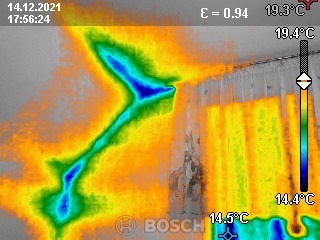Termogram ściany z widocznym przebiegiem rur grzewczych lub instalacji wodnej, wskazujący na różnice temperatur i potencjalne nieszczelności, wykonany kamerą termowizyjną Bosch.