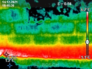Termogram ściany budynku w Rzykach, ukazujący rozkład temperatur i potencjalne straty ciepła. Widoczne wartości temperatury w stopniach Celsjusza oraz logo Bosch.