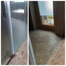 Firma sprzątająca ... I Pozamiatane Aleksandra Szolc - Porównanie: Brudna szyba prysznicowa z zaciekami i osadem kamiennym obok czystej podłogi z płytek po umyciu, widok z dołu.