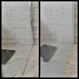 Porównanie kabiny prysznicowej przed i po czyszczeniu: po lewej stronie widoczna wyraźna, czysta szyba, po prawej stronie szyba z osadem, w tle białe płytki imitujące drewno i czarna waga.