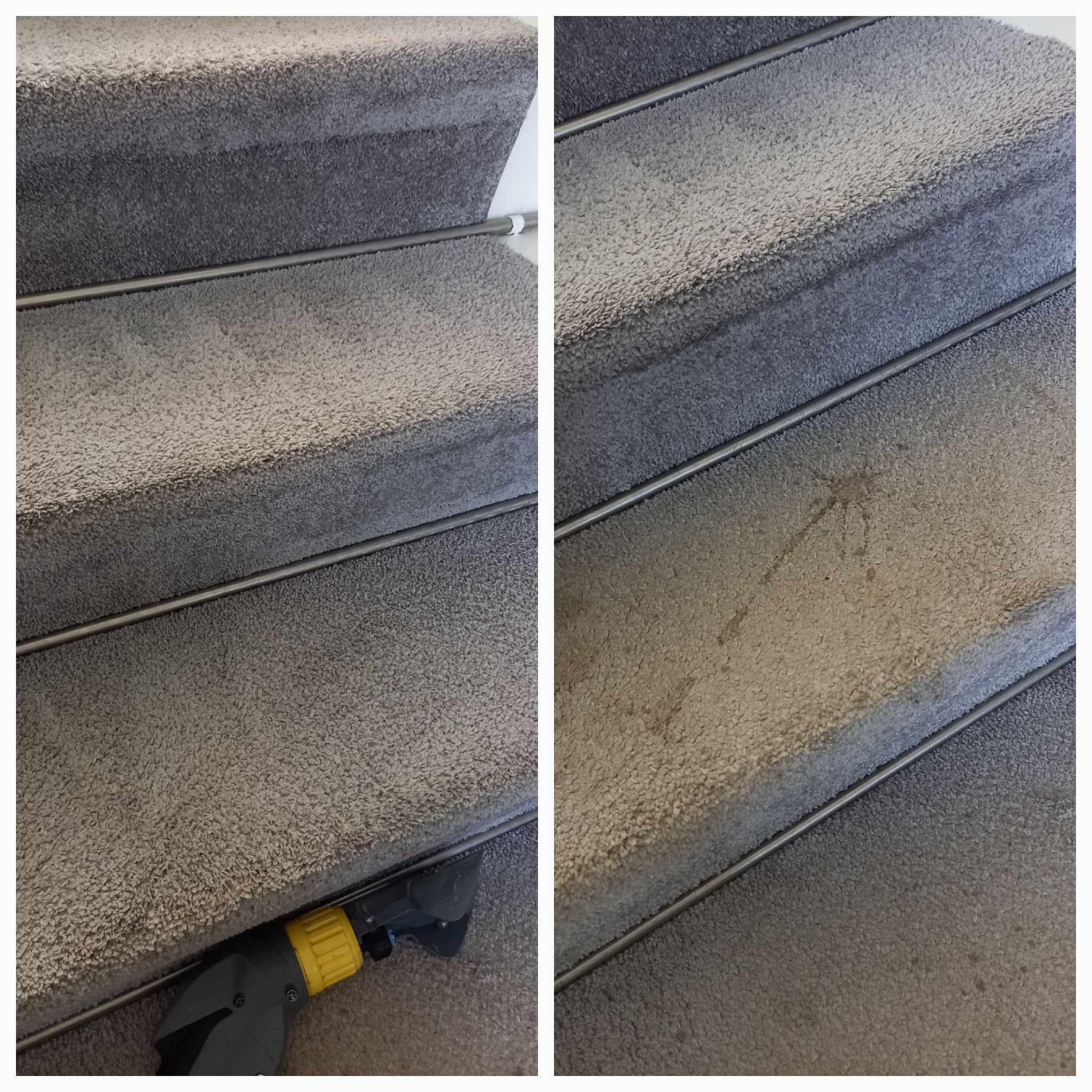 Porównanie fragmentu schodów pokrytych szarą wykładziną dywanową przed i po czyszczeniu. Po lewej stronie widoczne zabrudzenia, po prawej czysta powierzchnia. U dołu kadru fragment urządzenia...