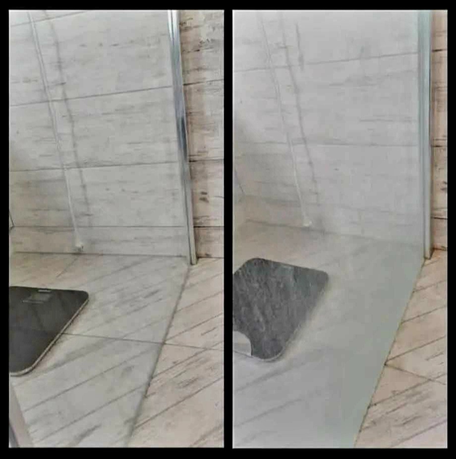 Porównanie kabiny prysznicowej przed i po czyszczeniu: po lewej stronie widoczna wyraźna, czysta szyba, po prawej stronie szyba z osadem, w tle białe płytki imitujące drewno i czarna waga.