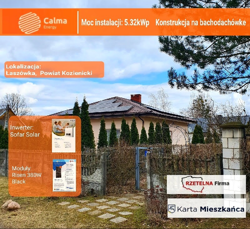 Instalacja paneli słonecznych na dachu domu jednorodzinnego w Łaszówce, powiat Kozienicki. Widoczne moduły Risen 380W Black i inwerter Sofar Solar. Moc instalacji 5.32kWp. Konstrukcja...