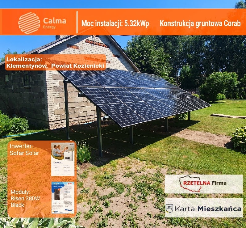 Instalacja paneli fotowoltaicznych na gruncie przy murowanym budynku, widoczne logo firmy Calma Energy oraz informacje o mocy instalacji 5.32kWp, inwerterze Sofar Solar i modułach Risen 380W Black.