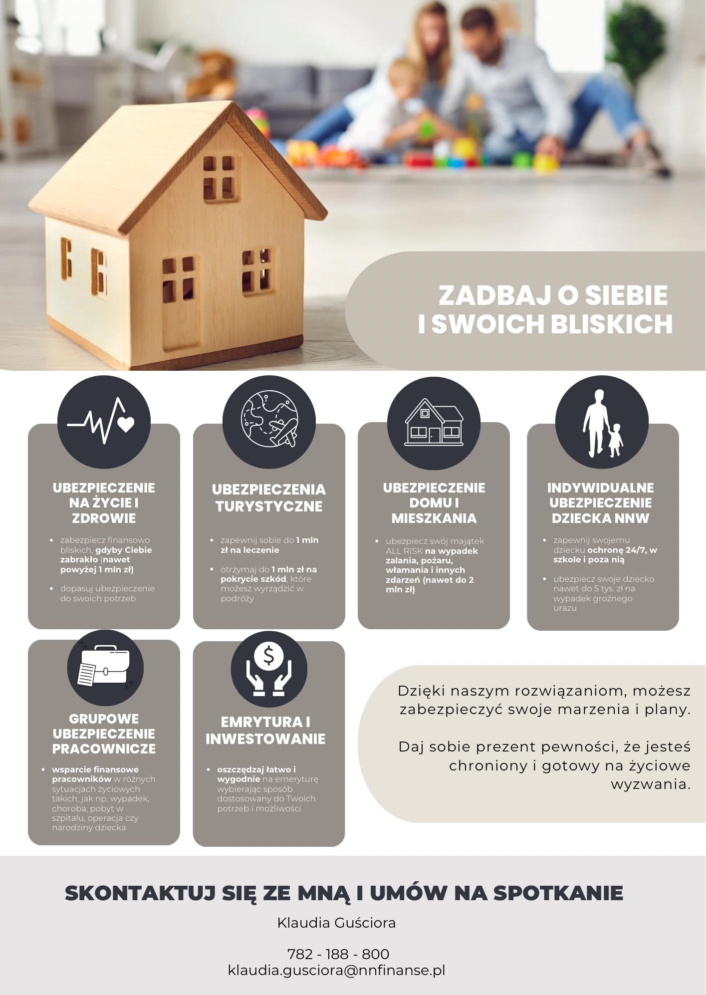 Drewniany model domu na tle rodziny bawiącej się zabawkami, ilustrujący ofertę ubezpieczeń.