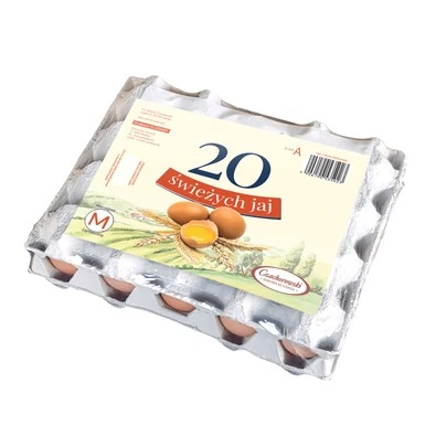 Opakowanie 20 świeżych brązowych sztuk w wytłoczce z nadrukowanym logo producenta i grafiką wiejskiego krajobrazu.