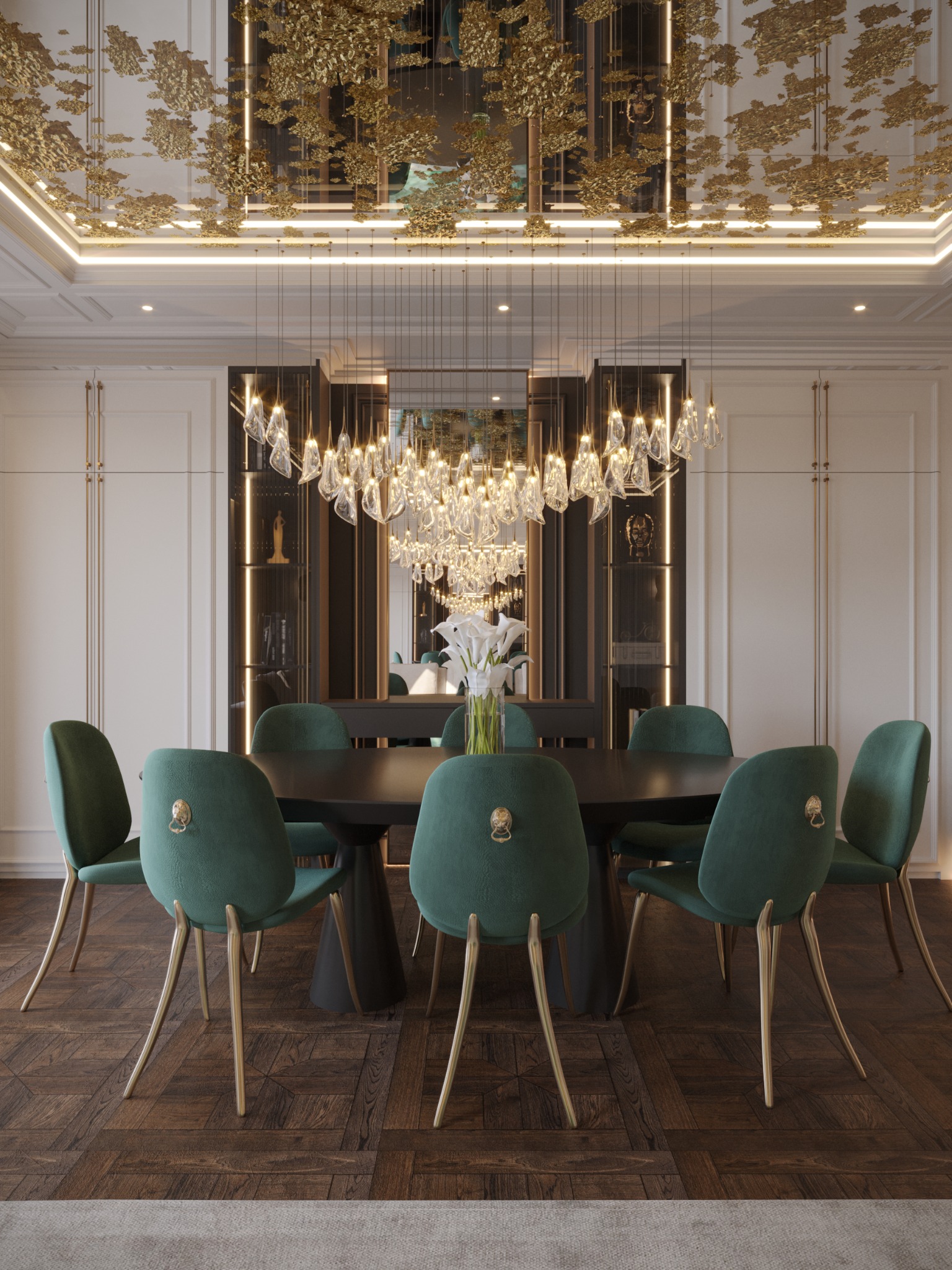 Elegancka jadalnia z ciemnym, okrągłym stołem otoczonym zielonymi krzesłami z złotymi nogami i ozdobnymi uchwytami, oświetlona kryształowym żyrandolem i dekoracyjnym sufitem z motywem złotych liści.