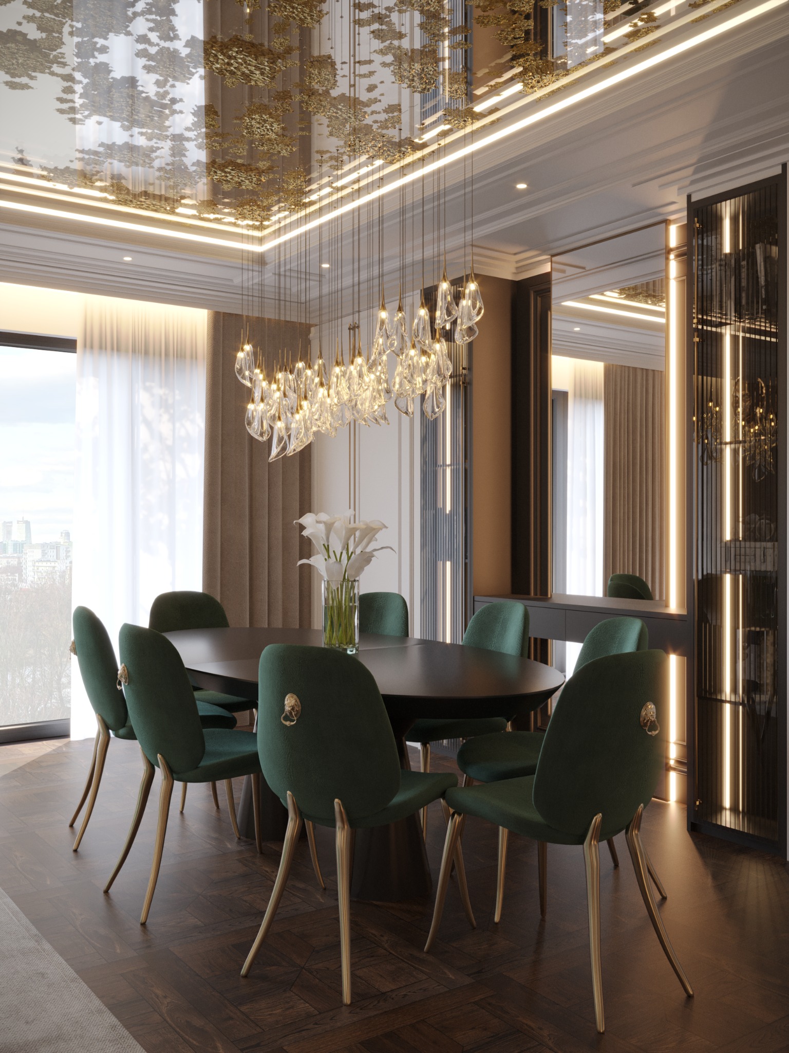 Elegancka jadalnia z sufitem napinanym z dekoracyjnym wzorem, kryształowym żyrandolem, ciemnym stołem i zielonymi krzesłami z ozdobnymi detalami, oświetlona listwami LED w zabudowie.