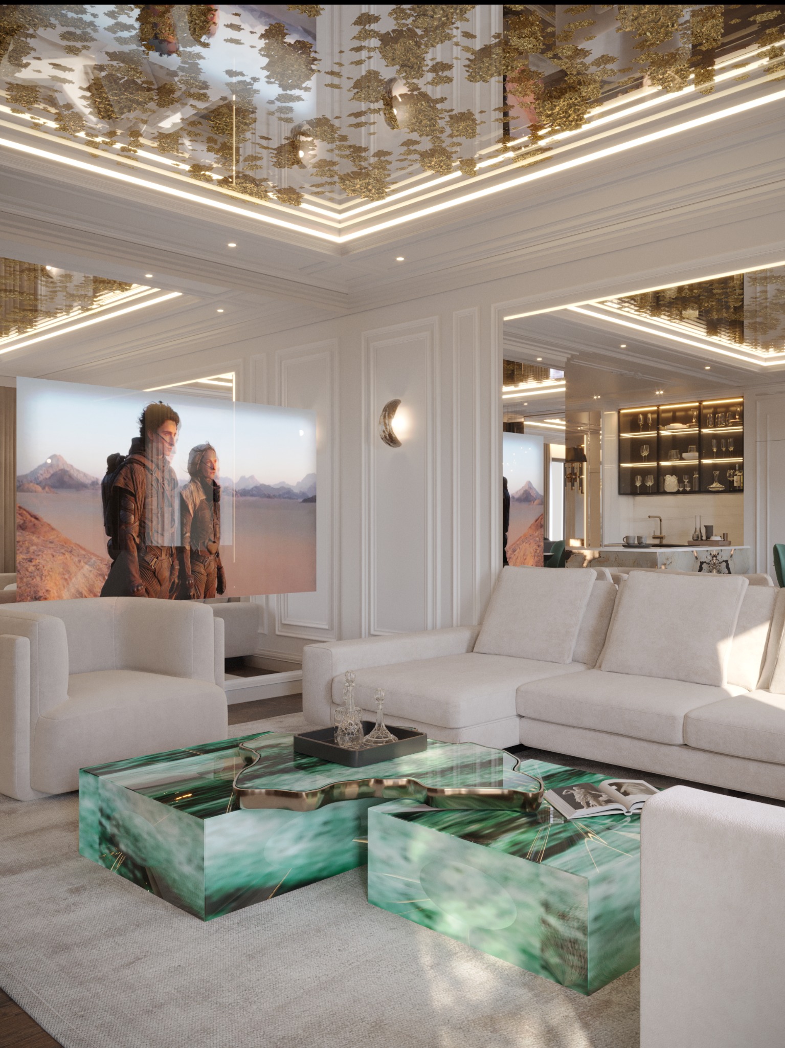 Luksusowy salon z sufitem napinanym w stylu lustrzanym z dekoracyjnym złoceniem, kremową sofą modułową, stolikiem kawowym z zielonego marmuru i telewizorem wyświetlającym film.