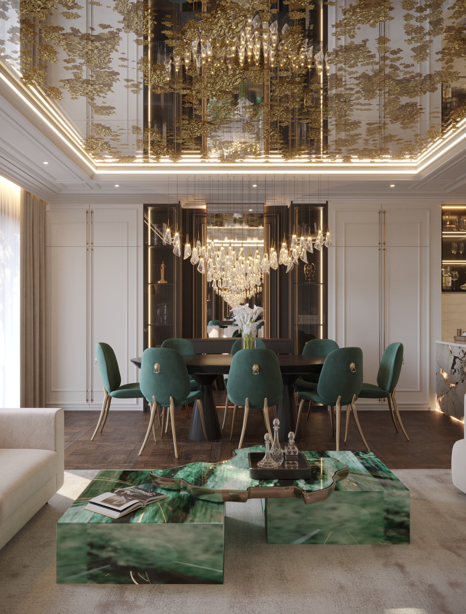 Elegancka jadalnia z sufitem napinanym z motywem złotych liści, kryształowym żyrandolem i zielonymi krzesłami, widok na stolik kawowy z zielonego marmuru.