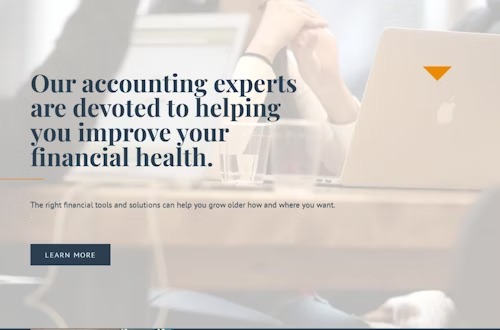 Kobieta siedząca przy biurku z laptopem, szklanka wody, tekst o ekspertach księgowych i poprawie zdrowia finansowego.