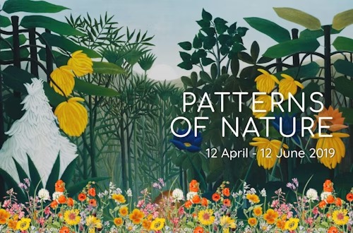 Plakat wystawy 'Patterns of Nature' z datami 12 kwietnia - 12 czerwca 2019, prezentujący bujną roślinność dżungli z egzotycznymi kwiatami i liśćmi w stylu malarstwa naiwnego.