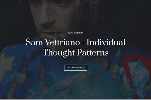Strona internetowa prezentująca nową wystawę Sama Vettriano zatytułowaną 'Individual Thought Patterns', z artystycznym wizerunkiem malarza w tle.