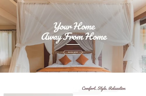Strona internetowa z nagłówkiem 'Your Home Away From Home' nad zdjęciem sypialni z baldachimem i pomarańczowymi akcentami.