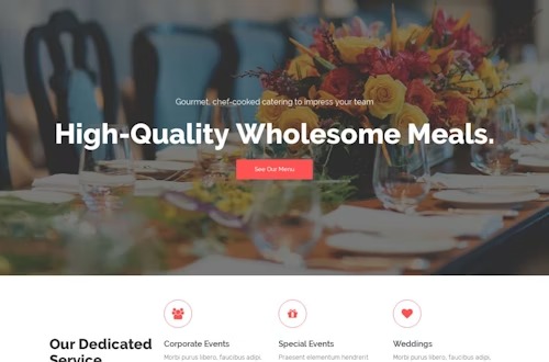 Projekt strony internetowej z aranżacją stołu cateringowego, kwiatami i tekstem 'High-Quality Wholesome Meals'