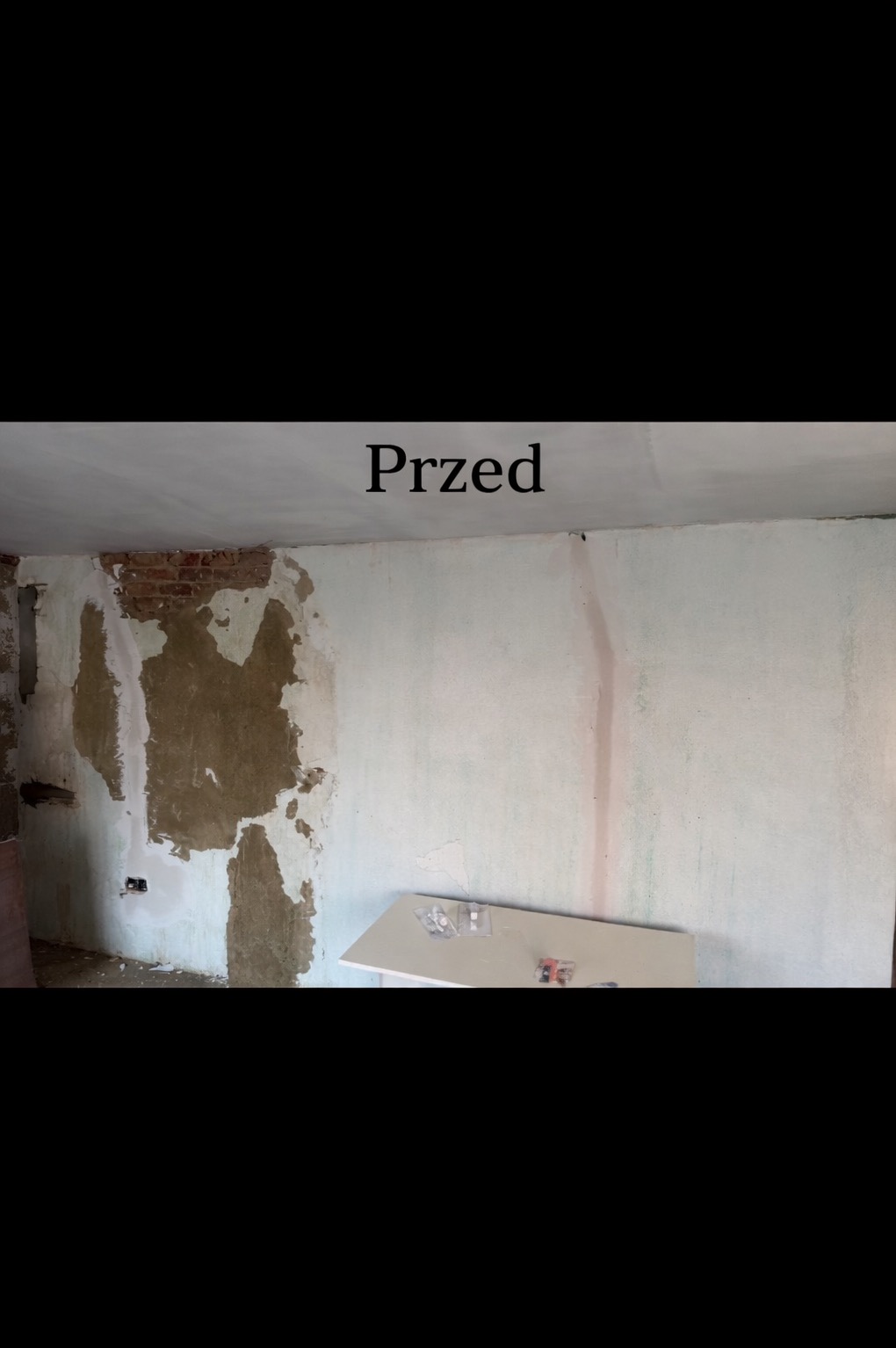Zdjęcie ściany w trakcie remontu, z widocznymi fragmentami starej farby i odsłoniętą cegłą, podpisane 'Przed'. Na podłodze leżą narzędzia i materiały budowlane.