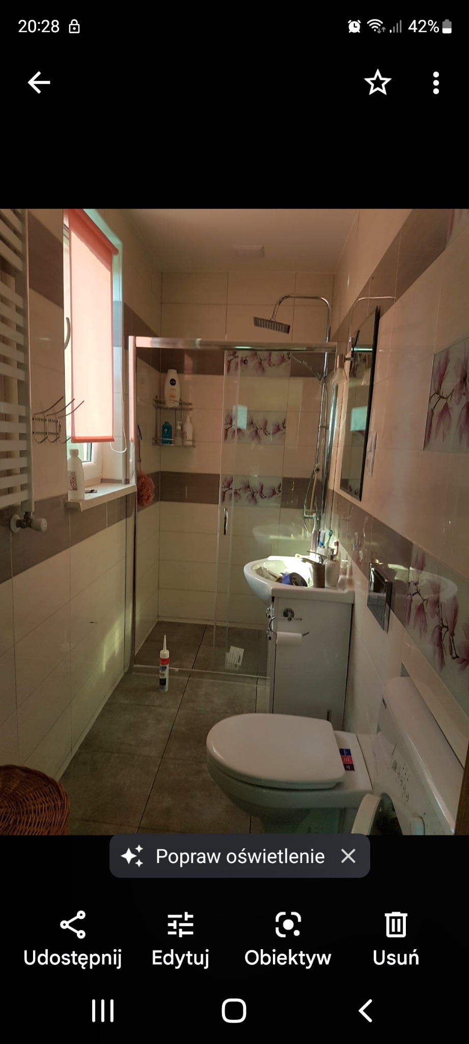 Wykończona łazienka z kabiną prysznicową, umywalką na szafce, toaletą z funkcją bidetu i grzejnikiem drabinkowym, widoczna tuba silikonu na podłodze