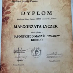 Dyplom ukończenia kursu japońskiego masażu twarzy Kobido, wydany przez Akademię Sztuki Masażu MENOS, prawdopodobnie dla osoby z Oświęcimia.