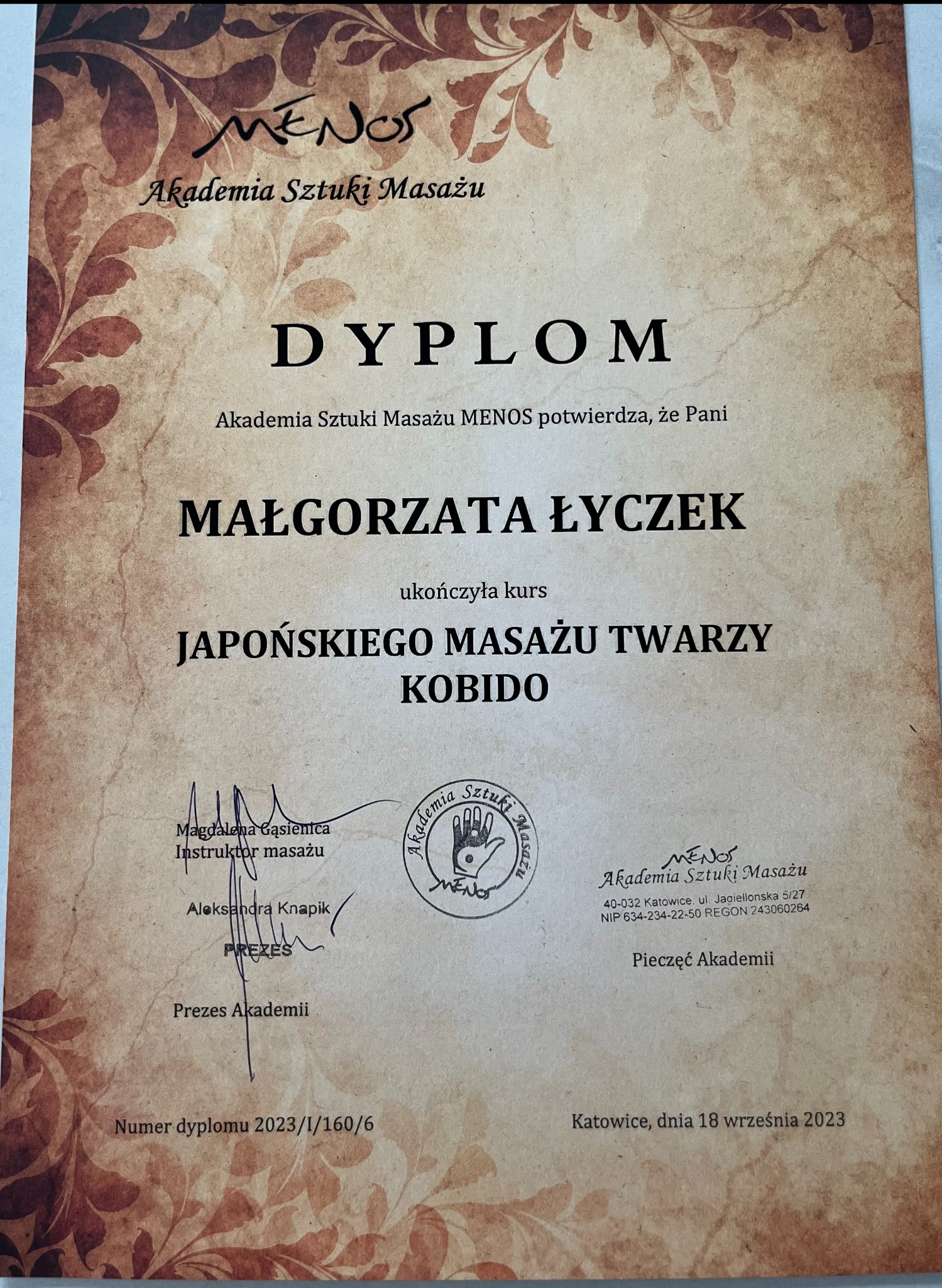 Dyplom ukończenia kursu japońskiego masażu twarzy Kobido, wydany przez Akademię Sztuki Masażu MENOS, prawdopodobnie dla osoby z Oświęcimia.