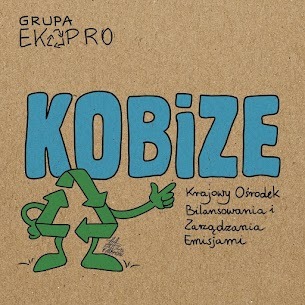 Grafika z napisem KOBIZE w kolorze niebieskim, logotypem recyklingu w formie ludzika wskazującego palcem i tekstem Krajowy Ośrodek Bilansowania i Zarządzania Emisjami, umieszczona na brązowym tle...