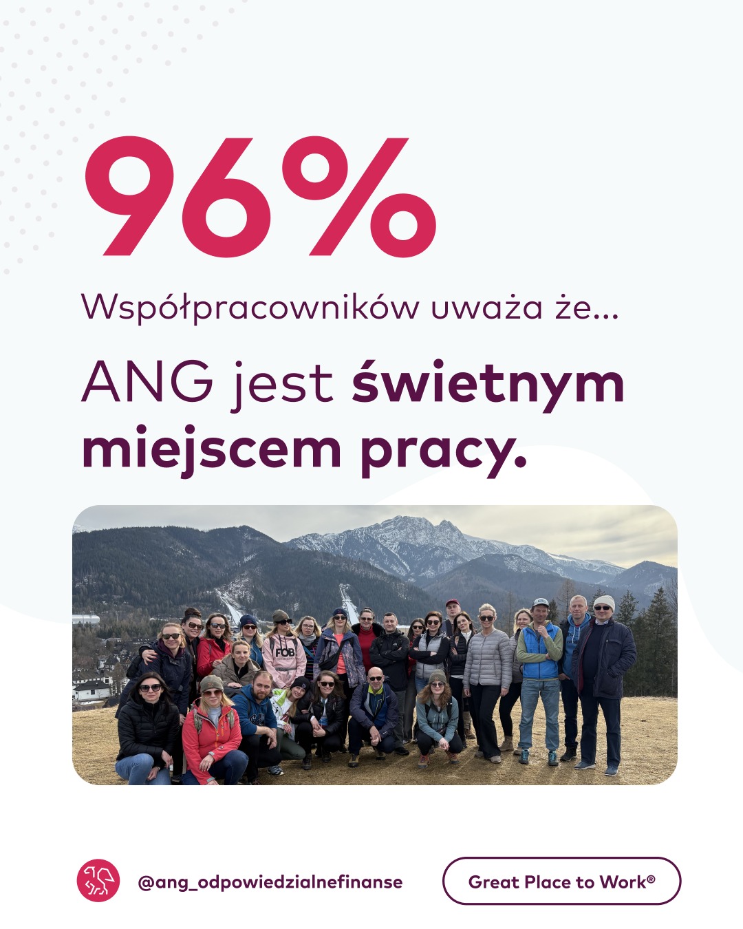 Grupowe zdjęcie pracowników ANG na tle górskim, z napisem '96% Współpracowników uważa że... ANG jest świetnym miejscem pracy.'