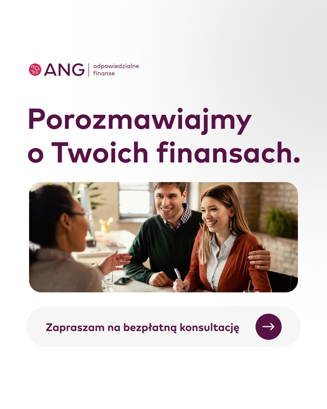 Uśmiechnięta para podczas konsultacji finansowej z doradcą. Na stole dokumenty i długopis. Zaproszenie na bezpłatną konsultację. Logo ANG.